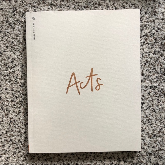 📖NWT She Reads Truth - Acts Women’s Reading Guide for Bible Study - Picture 1 of 6